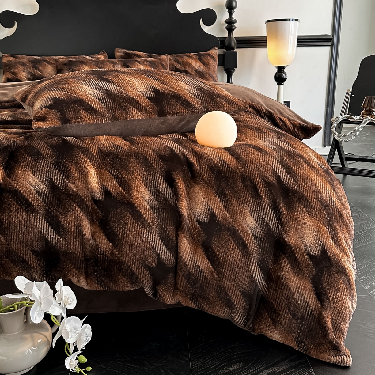 91家纺网 家纺一手货源 找家纺 米彩家纺 2025新款A类高克重兔毛绒印花雕花四件套-美拉德-美拉德系列系列 美拉德-千鸟格咖