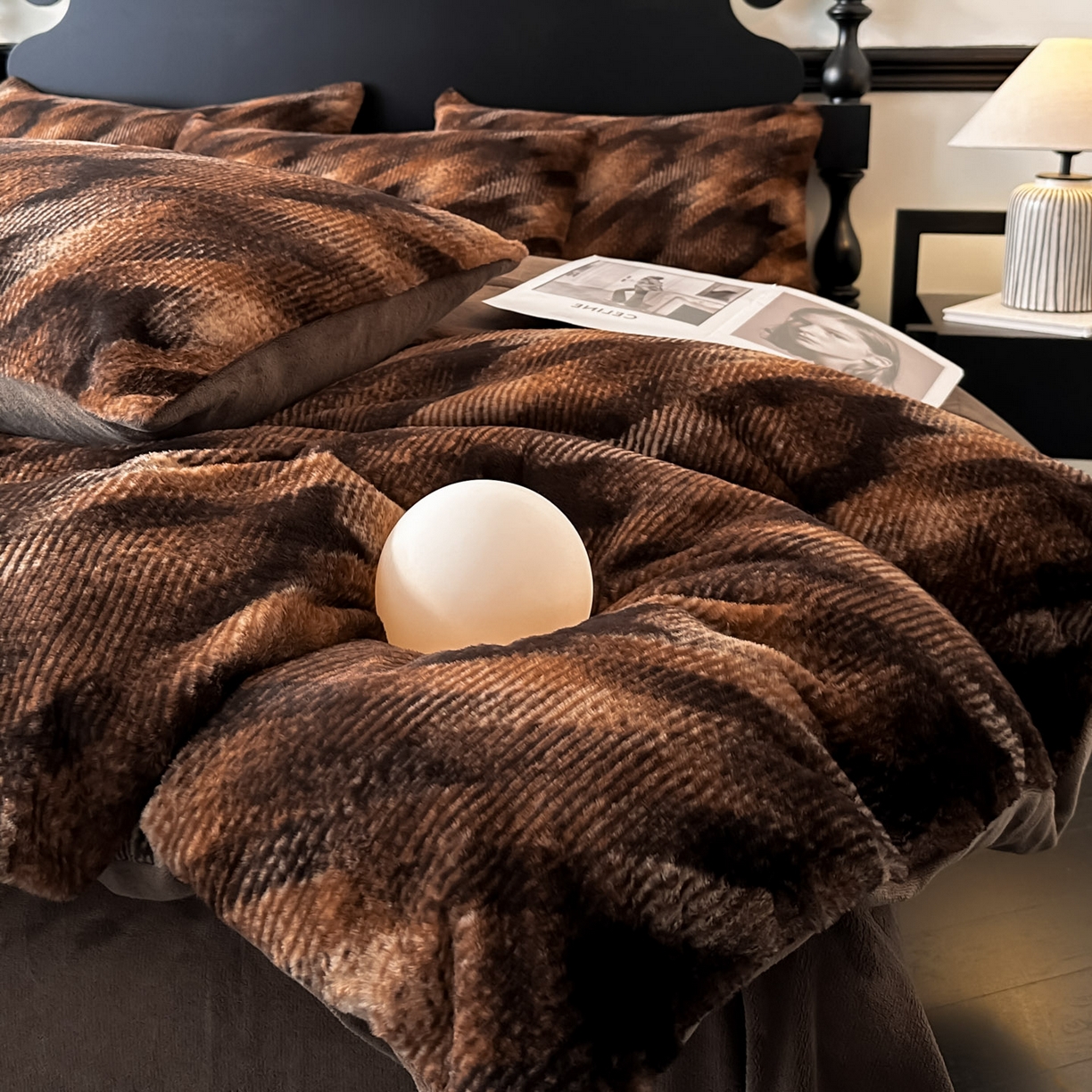 91家纺网 家纺一手货源 找家纺 米彩家纺 2025新款A类高克重兔毛绒印花雕花四件套-美拉德-美拉德系列系列 美拉德-千鸟格咖