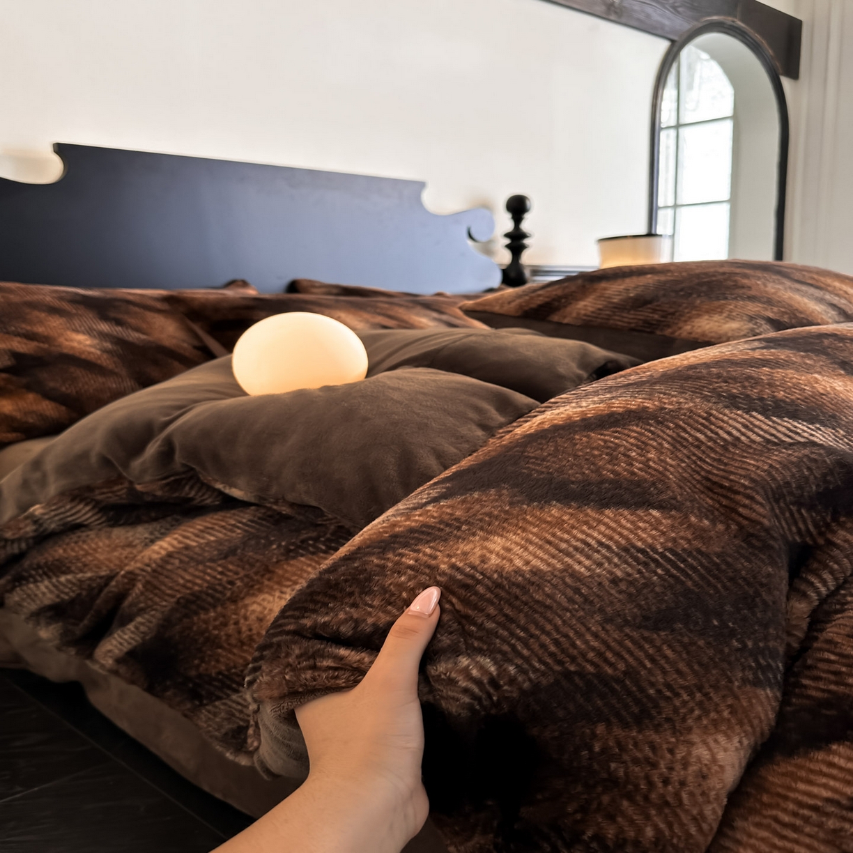 91家纺网 家纺一手货源 找家纺 米彩家纺 2025新款A类高克重兔毛绒印花雕花四件套-美拉德-美拉德系列系列 美拉德-千鸟格咖