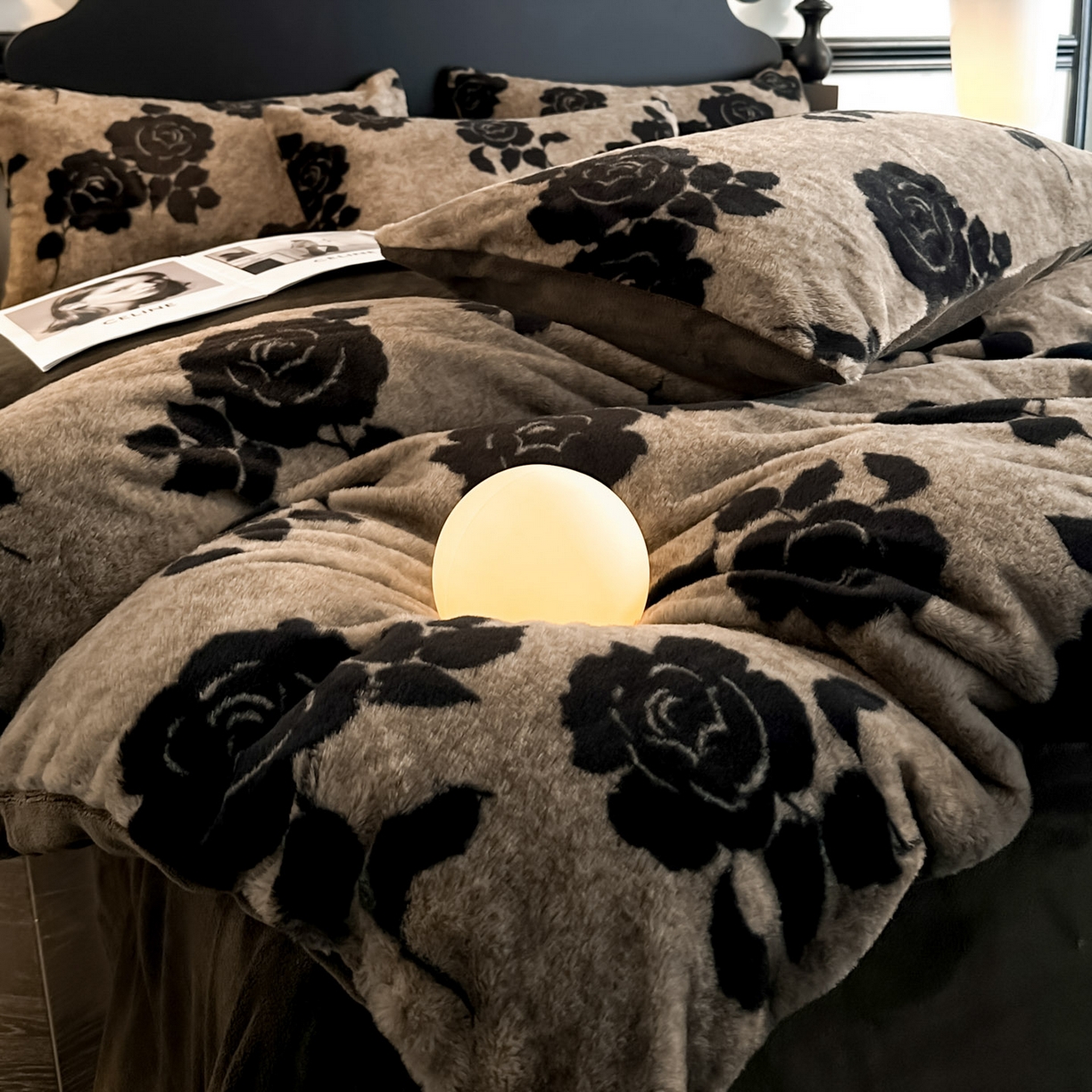 91家纺网 家纺一手货源 找家纺 米彩家纺 2025新款A类高克重兔毛绒印花雕花四件套-美拉德-美拉德系列系列 美拉德-盛放灰