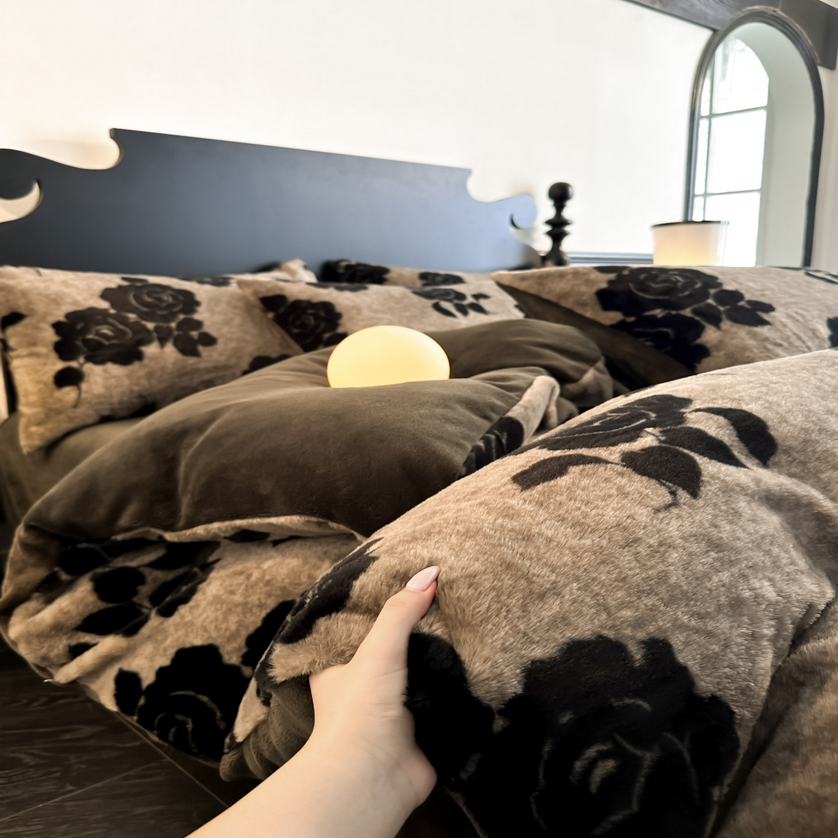 91家纺网 家纺一手货源 找家纺 米彩家纺 2025新款A类高克重兔毛绒印花雕花四件套-美拉德-美拉德系列系列 美拉德-盛放灰