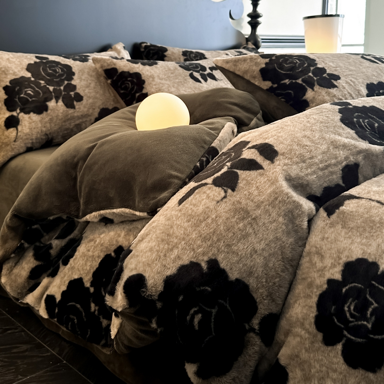 91家纺网 家纺一手货源 找家纺 米彩家纺 2025新款A类高克重兔毛绒印花雕花四件套-美拉德-美拉德系列系列 美拉德-盛放灰