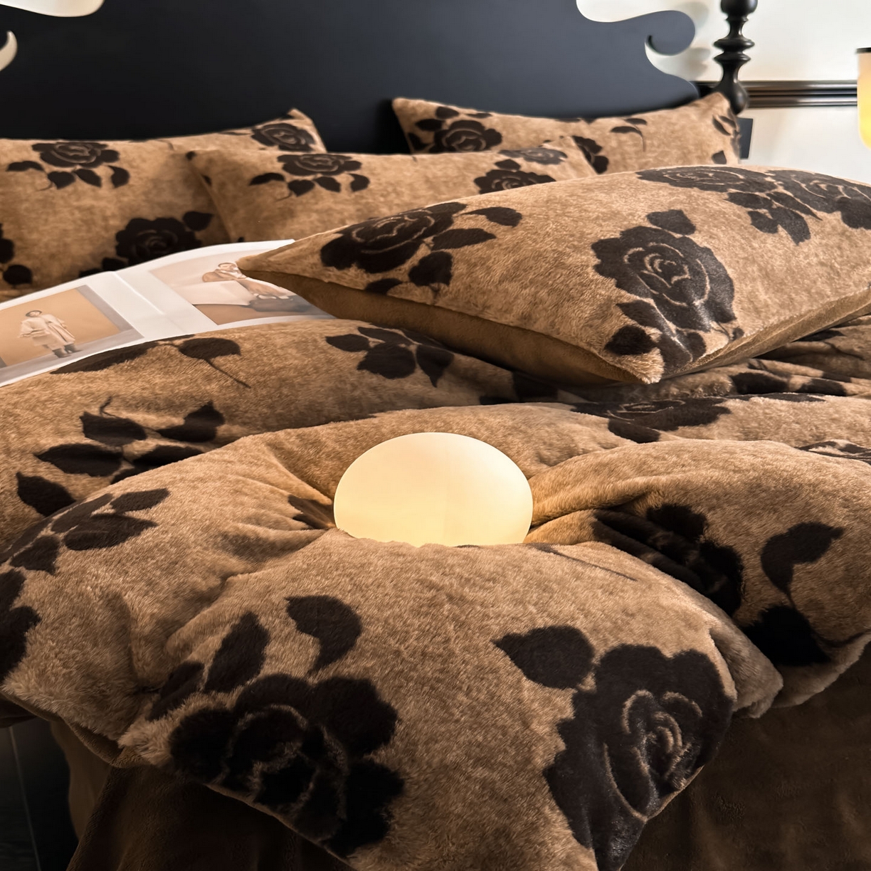 91家纺网 家纺一手货源 找家纺 米彩家纺 2025新款A类高克重兔毛绒印花雕花四件套-美拉德-美拉德系列系列 美拉德-盛放咖