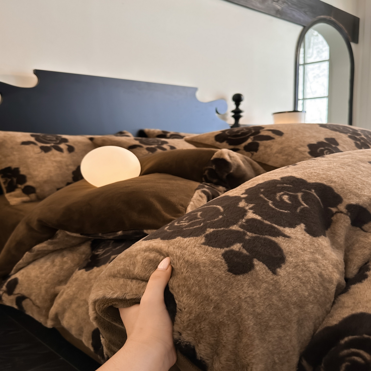 91家纺网 家纺一手货源 找家纺 米彩家纺 2025新款A类高克重兔毛绒印花雕花四件套-美拉德-美拉德系列系列 美拉德-盛放咖