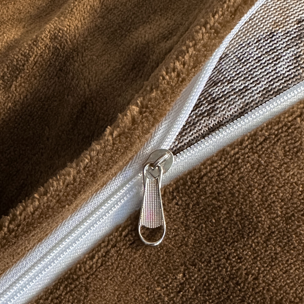 91家纺网 家纺一手货源 找家纺 米彩家纺 2025新款A类高克重兔毛绒印花雕花四件套-美拉德-美拉德系列系列 美拉德-盛放咖