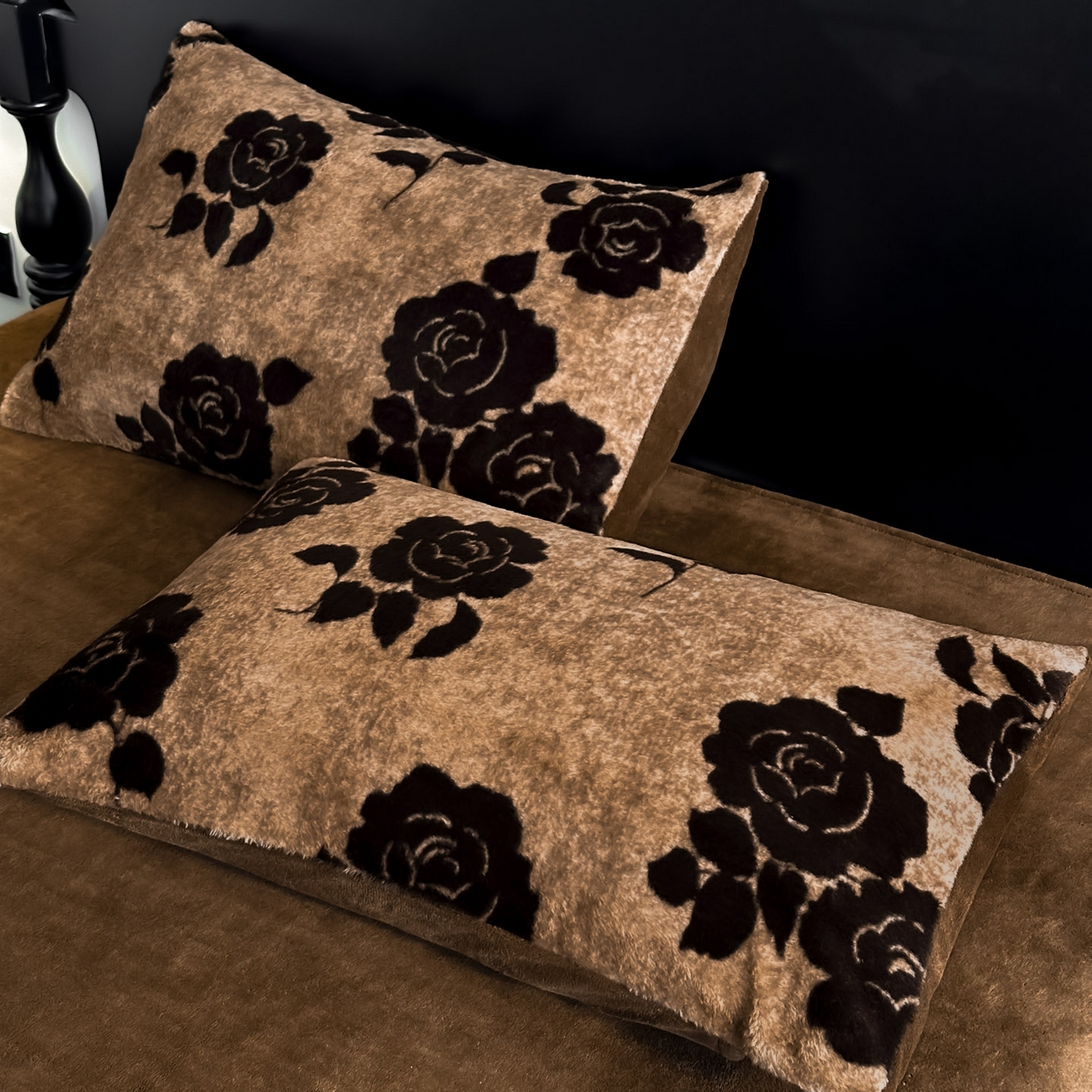 91家纺网 家纺一手货源 找家纺 米彩家纺 2025新款A类高克重兔毛绒印花雕花四件套-美拉德-美拉德系列系列 美拉德-盛放咖