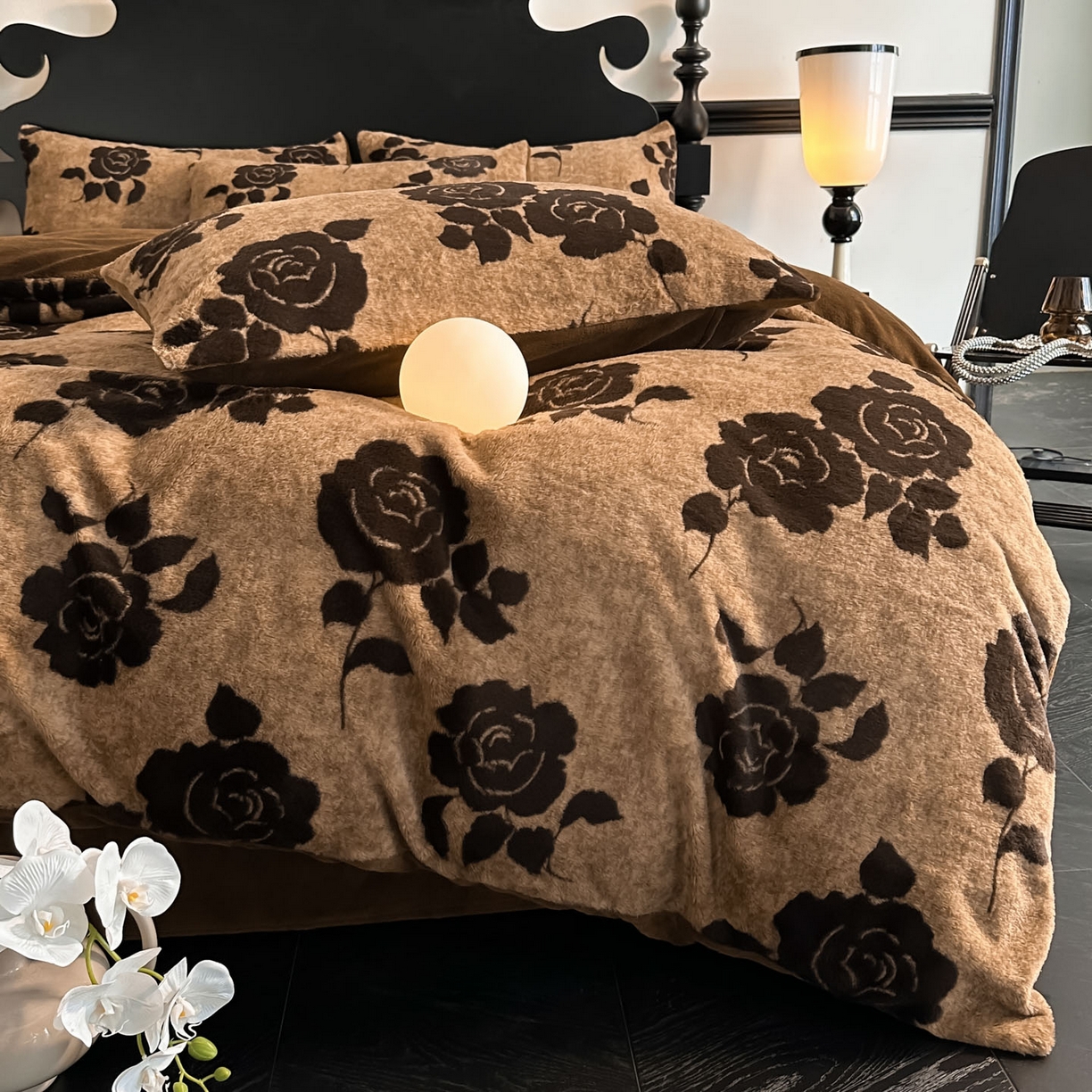 91家纺网 家纺一手货源 找家纺 米彩家纺 2025新款A类高克重兔毛绒印花雕花四件套-美拉德-美拉德系列系列 美拉德-盛放咖