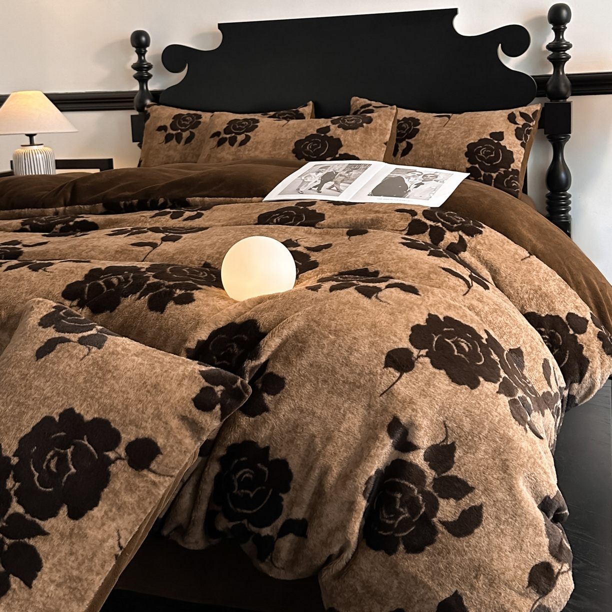 91家纺网 家纺一手货源 找家纺 米彩家纺 2025新款A类高克重兔毛绒印花雕花四件套-美拉德-美拉德系列系列 美拉德-盛放咖