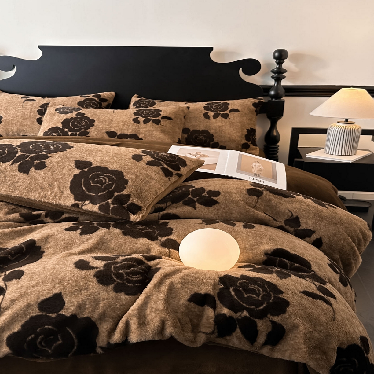 91家纺网 家纺一手货源 找家纺 米彩家纺 2025新款A类高克重兔毛绒印花雕花四件套-美拉德-美拉德系列系列 美拉德-盛放咖