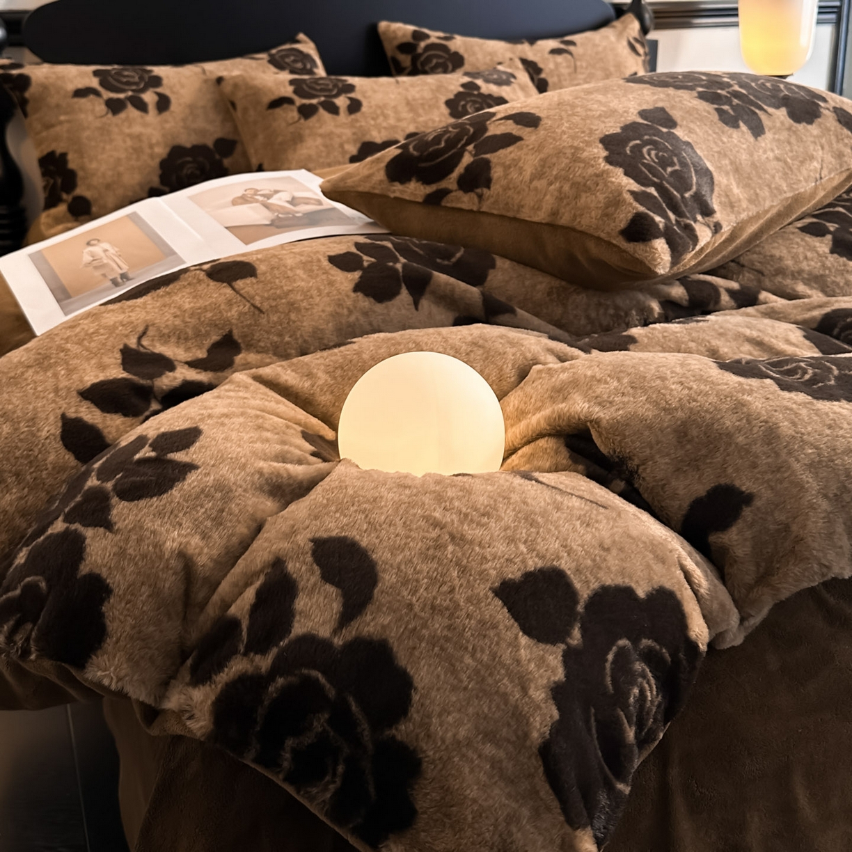 91家纺网 家纺一手货源 找家纺 米彩家纺 2025新款A类高克重兔毛绒印花雕花四件套-美拉德-美拉德系列系列 美拉德-盛放咖