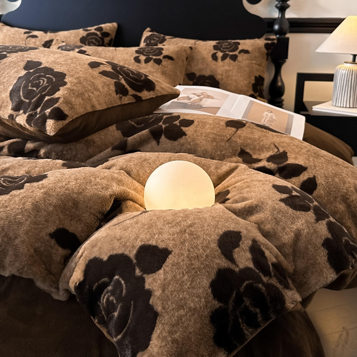 91家纺网 家纺一手货源 找家纺 米彩家纺 2025新款A类高克重兔毛绒印花雕花四件套-美拉德-美拉德系列系列 美拉德-盛放咖