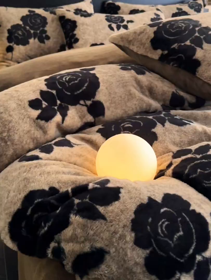 91家纺网 家纺一手货源 找家纺 米彩家纺 2025新款A类高克重兔毛绒印花雕花四件套-美拉德-美拉德系列系列 美拉德-盛放灰