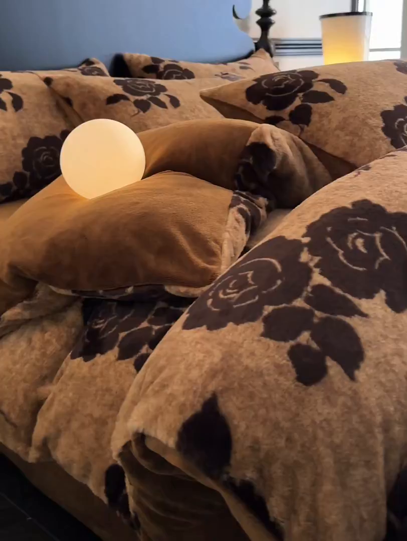 91家纺网 家纺一手货源 找家纺 米彩家纺 2025新款A类高克重兔毛绒印花雕花四件套-美拉德-美拉德系列系列 美拉德-盛放咖