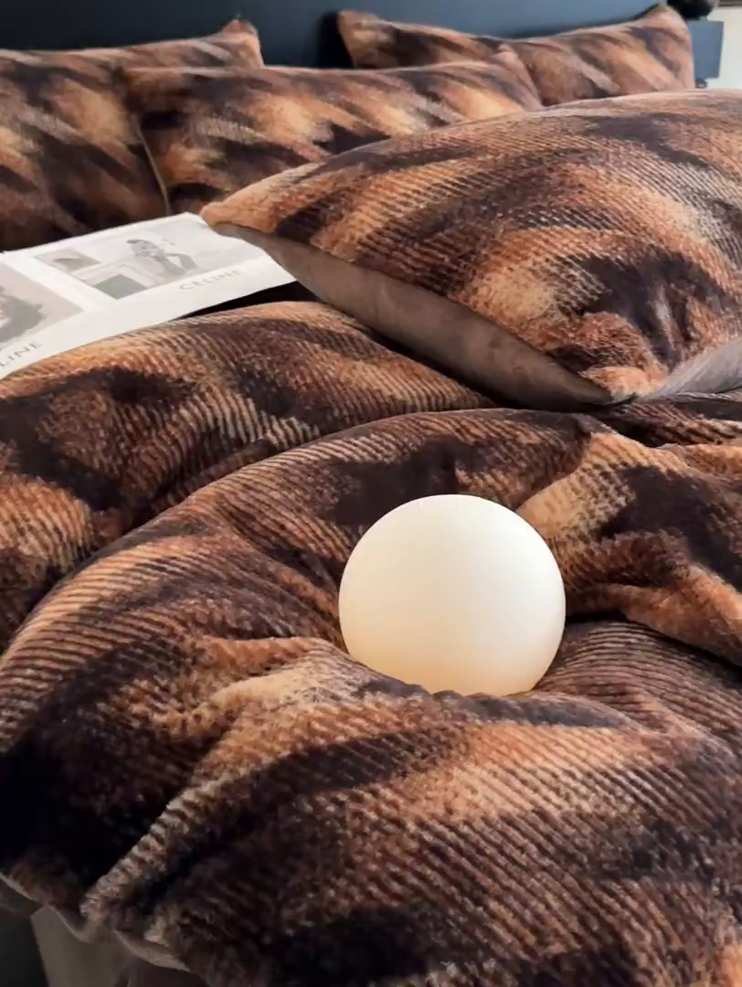 91家纺网 家纺一手货源 找家纺 米彩家纺 2025新款A类高克重兔毛绒印花雕花四件套-美拉德-美拉德系列系列 美拉德-千鸟格咖