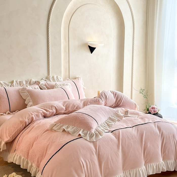 91家纺网 家纺一手货源 找家纺 （总）米彩家纺 2025新款A类牛奶绒雕花四件套-洛丽塔