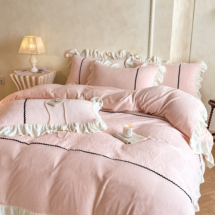 91家纺网 家纺一手货源 找家纺 （总）米彩家纺 2025新款A类牛奶绒雕花四件套-洛丽塔