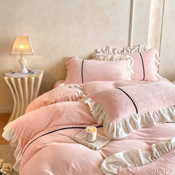 91家纺网 家纺一手货源 找家纺 （总）米彩家纺 2025新款A类牛奶绒雕花四件套-洛丽塔