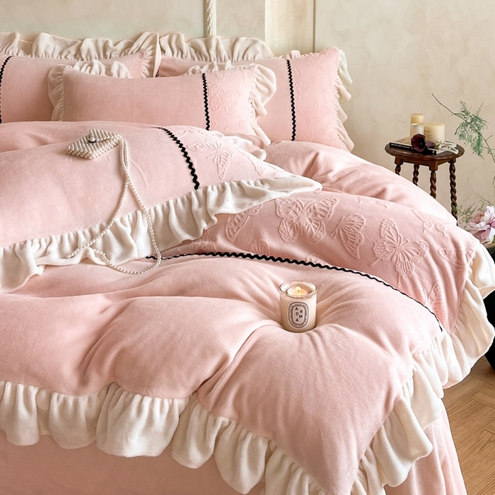 91家纺网 家纺一手货源 找家纺 （总）米彩家纺 2025新款A类牛奶绒雕花四件套-洛丽塔