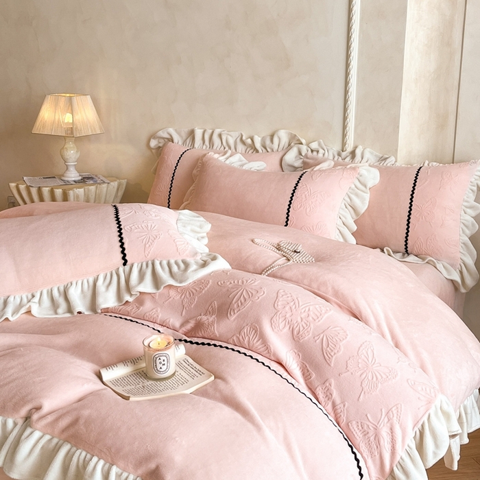 91家纺网 家纺一手货源 找家纺 （总）米彩家纺 2025新款A类牛奶绒雕花四件套-洛丽塔