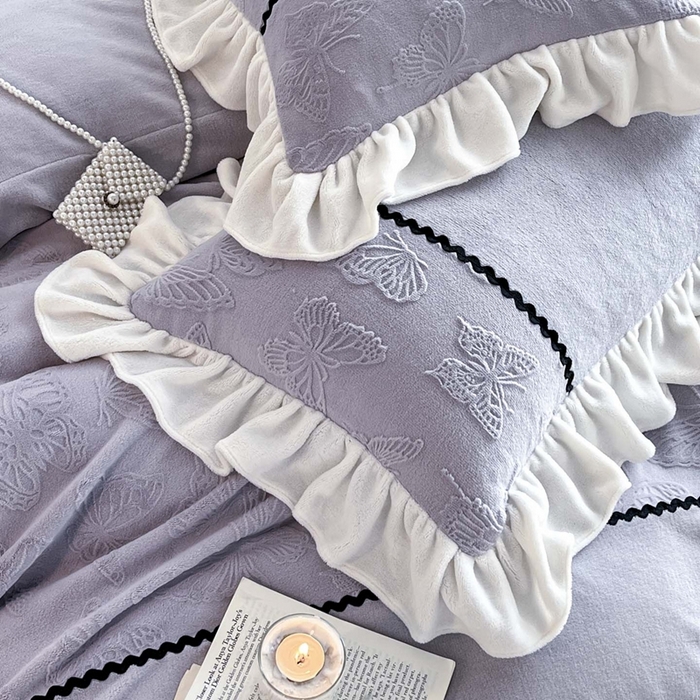 91家纺网 家纺一手货源 找家纺 米彩家纺 2025新款A类牛奶绒雕花四件套-洛丽塔 紫藤灰