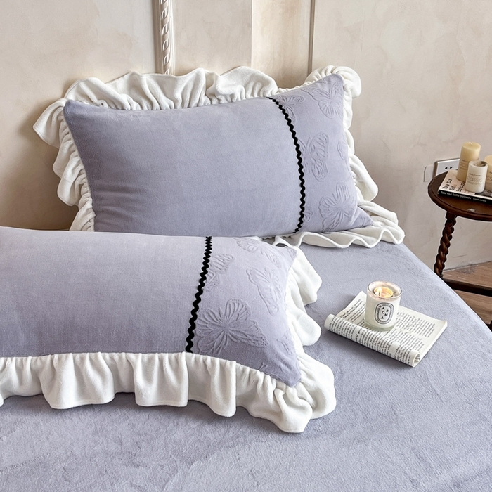 91家纺网 家纺一手货源 找家纺 米彩家纺 2025新款A类牛奶绒雕花四件套-洛丽塔 紫藤灰