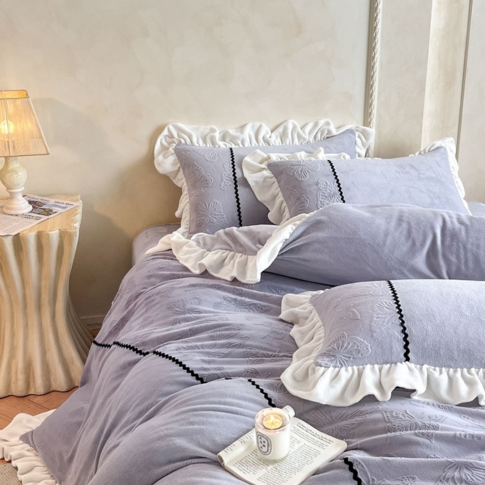 91家纺网 家纺一手货源 找家纺 米彩家纺 2025新款A类牛奶绒雕花四件套-洛丽塔 紫藤灰