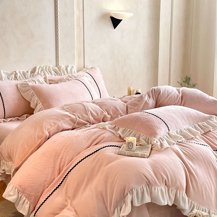 91家纺网 家纺一手货源 找家纺 （总）米彩家纺 2025新款A类牛奶绒雕花四件套-洛丽塔