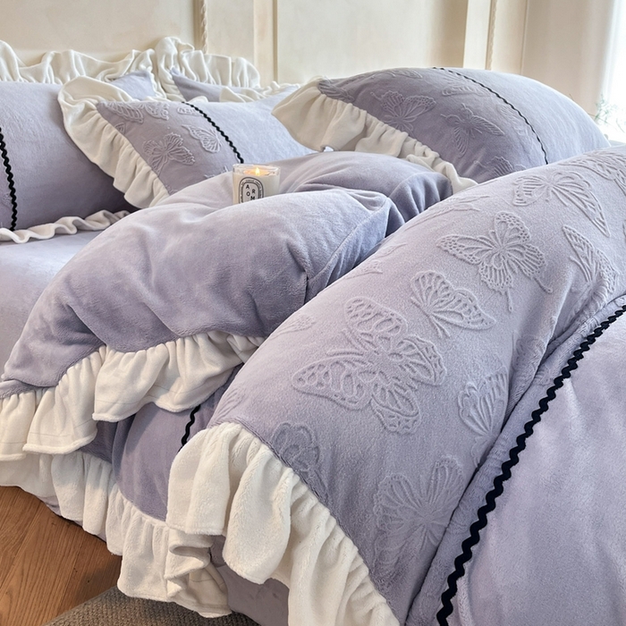91家纺网 家纺一手货源 找家纺 米彩家纺 2025新款A类牛奶绒雕花四件套-洛丽塔 紫藤灰