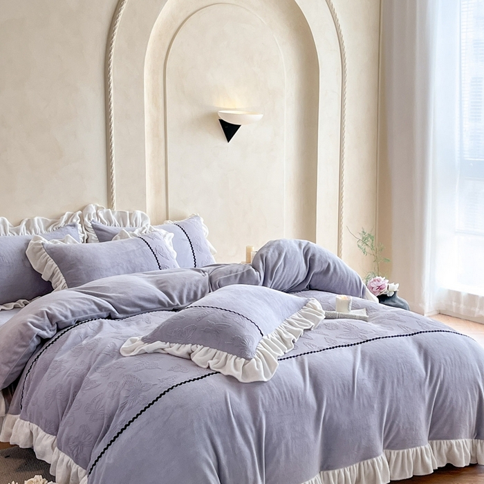 91家纺网 家纺一手货源 找家纺 米彩家纺 2025新款A类牛奶绒雕花四件套-洛丽塔 紫藤灰