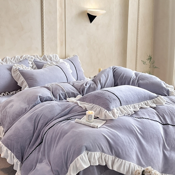 91家纺网 家纺一手货源 找家纺 米彩家纺 2025新款A类牛奶绒雕花四件套-洛丽塔 紫藤灰