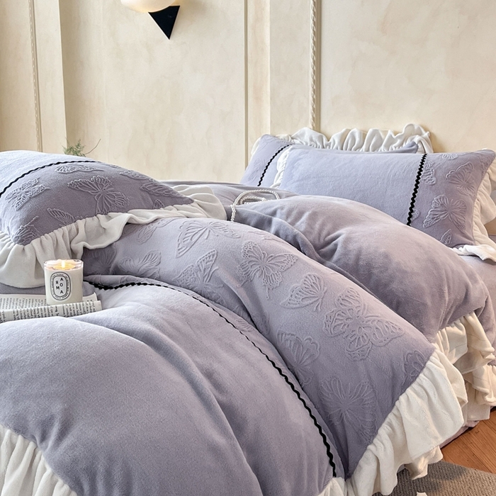 91家纺网 家纺一手货源 找家纺 米彩家纺 2025新款A类牛奶绒雕花四件套-洛丽塔 紫藤灰