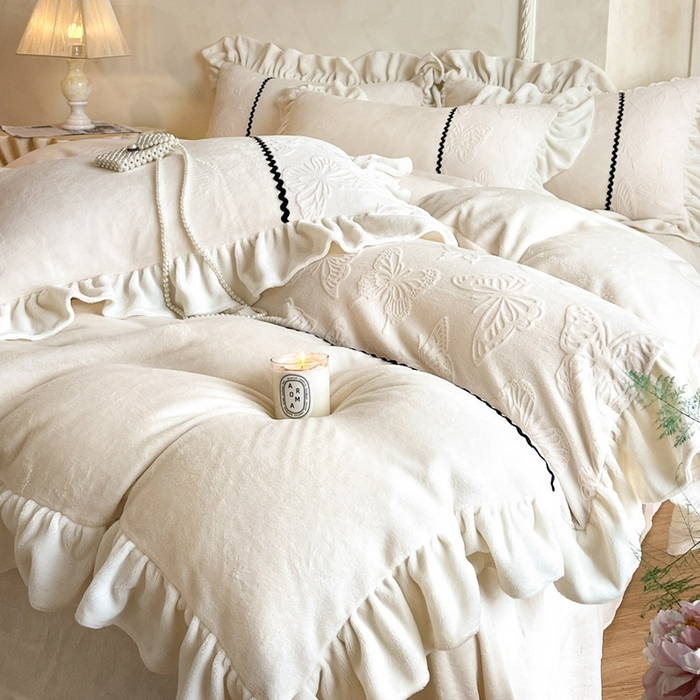 91家纺网 家纺一手货源 找家纺 米彩家纺 2025新款A类牛奶绒雕花四件套-洛丽塔 奶昔白