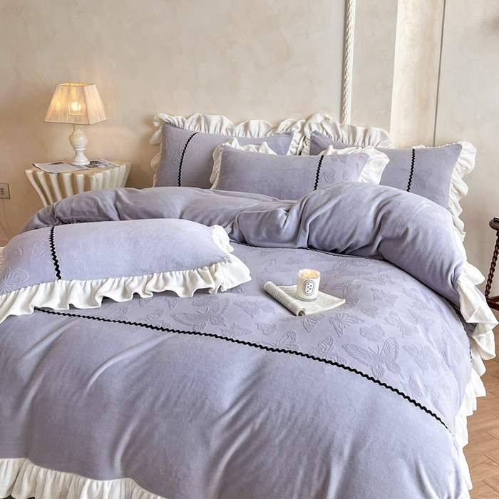 91家纺网 家纺一手货源 找家纺 米彩家纺 2025新款A类牛奶绒雕花四件套-洛丽塔 紫藤灰