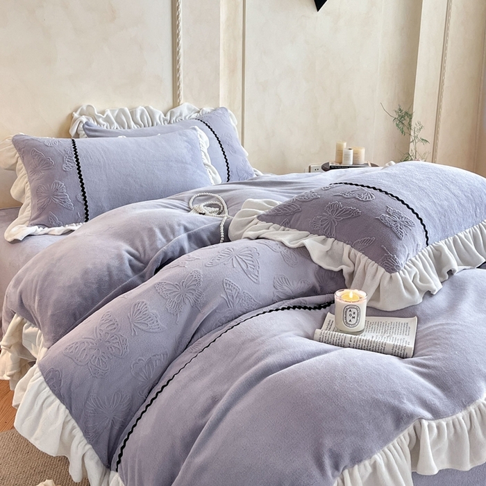 91家纺网 家纺一手货源 找家纺 米彩家纺 2025新款A类牛奶绒雕花四件套-洛丽塔 紫藤灰
