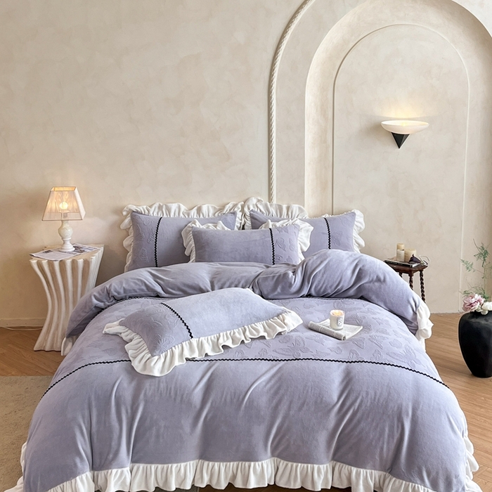 91家纺网 家纺一手货源 找家纺 米彩家纺 2025新款A类牛奶绒雕花四件套-洛丽塔 紫藤灰