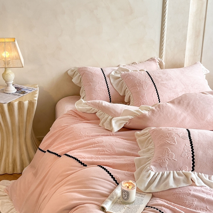 91家纺网 家纺一手货源 找家纺 （总）米彩家纺 2025新款A类牛奶绒雕花四件套-洛丽塔