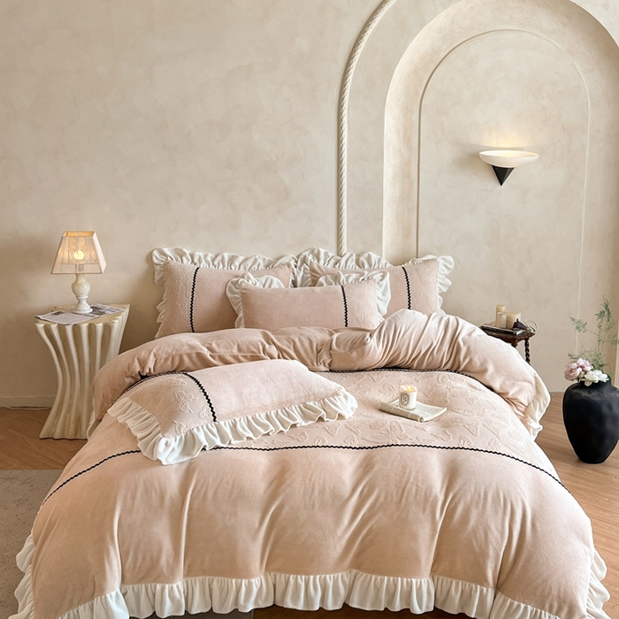 91家纺网 家纺一手货源 找家纺 米彩家纺 2025新款A类牛奶绒雕花四件套-洛丽塔 奶茶棕