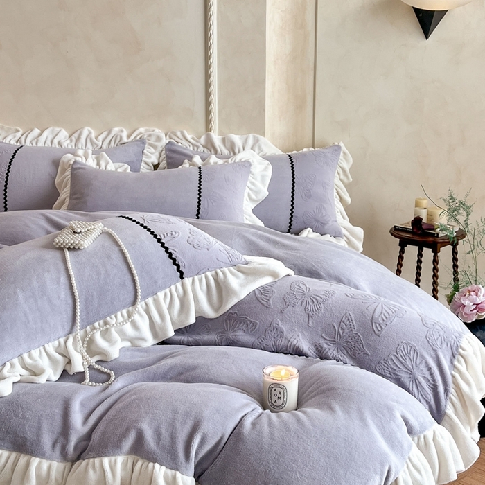 91家纺网 家纺一手货源 找家纺 米彩家纺 2025新款A类牛奶绒雕花四件套-洛丽塔 紫藤灰