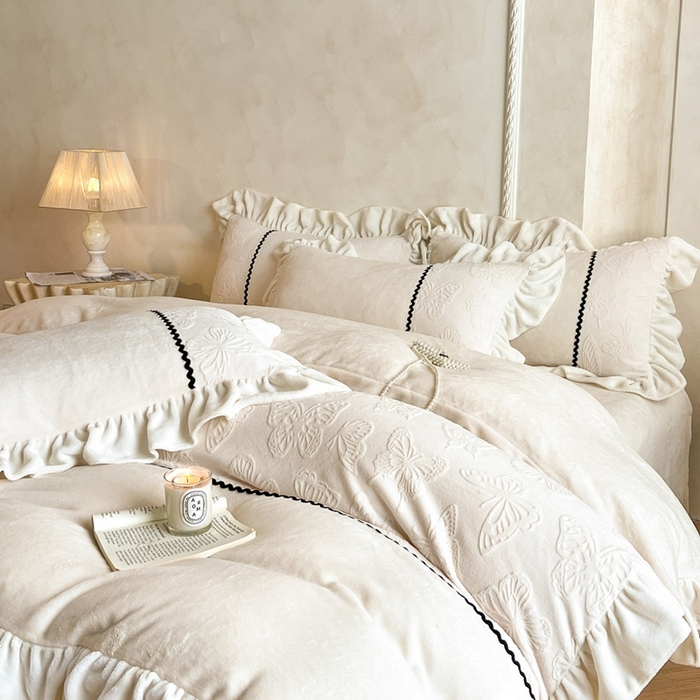 91家纺网 家纺一手货源 找家纺 米彩家纺 2025新款A类牛奶绒雕花四件套-洛丽塔 奶昔白