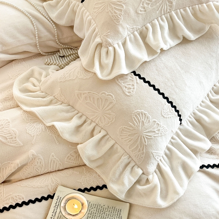 91家纺网 家纺一手货源 找家纺 米彩家纺 2025新款A类牛奶绒雕花四件套-洛丽塔 奶昔白