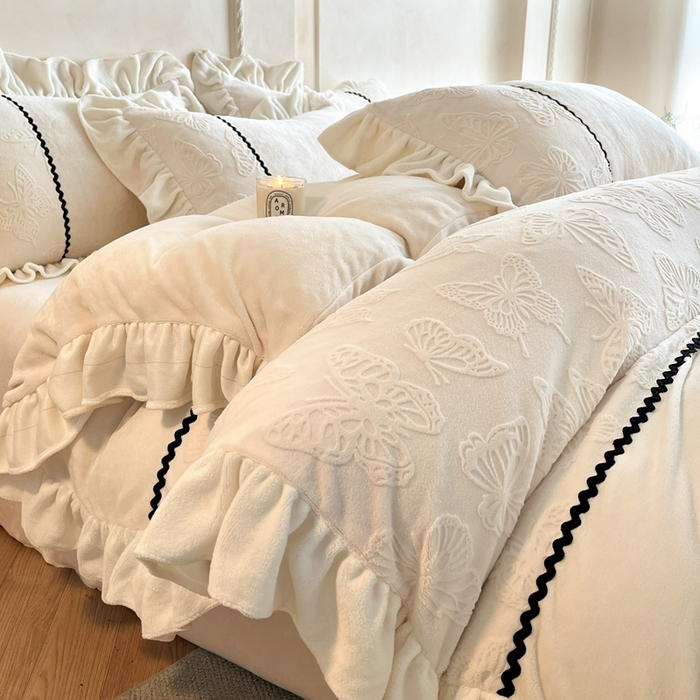 91家纺网 家纺一手货源 找家纺 米彩家纺 2025新款A类牛奶绒雕花四件套-洛丽塔 奶昔白