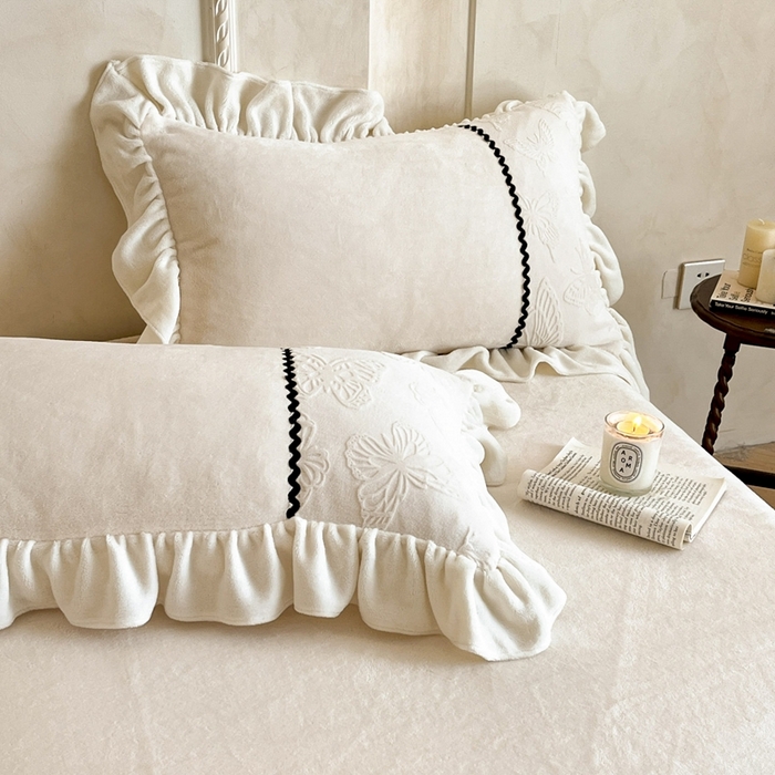 91家纺网 家纺一手货源 找家纺 米彩家纺 2025新款A类牛奶绒雕花四件套-洛丽塔 奶昔白