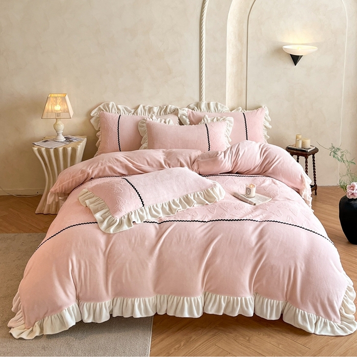 91家纺网 家纺一手货源 找家纺 米彩家纺 2025新款A类牛奶绒雕花四件套-洛丽塔 豆蔻粉