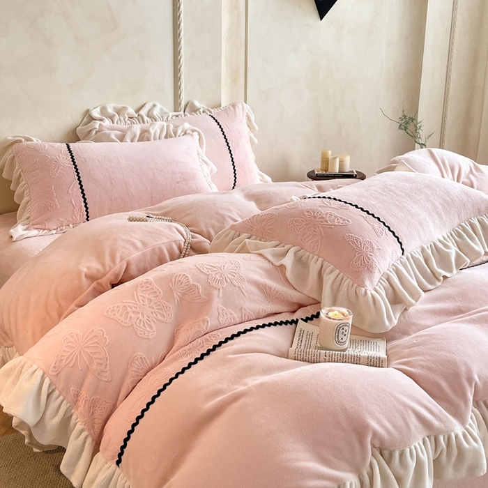 91家纺网 家纺一手货源 找家纺 米彩家纺 2025新款A类牛奶绒雕花四件套-洛丽塔 豆蔻粉