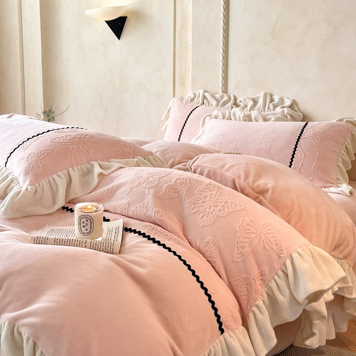 91家纺网 家纺一手货源 找家纺 米彩家纺 2025新款A类牛奶绒雕花四件套-洛丽塔 豆蔻粉