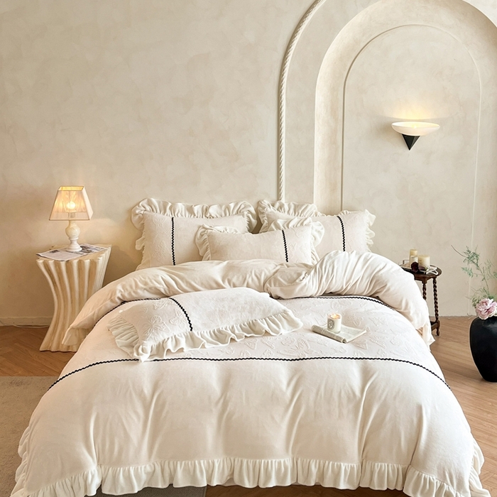 91家纺网 家纺一手货源 找家纺 米彩家纺 2025新款A类牛奶绒雕花四件套-洛丽塔 奶昔白