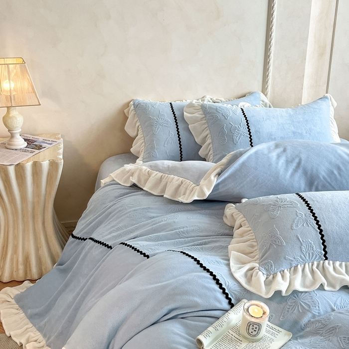 91家纺网 家纺一手货源 找家纺 米彩家纺 2025新款A类牛奶绒雕花四件套-洛丽塔 晴空蓝