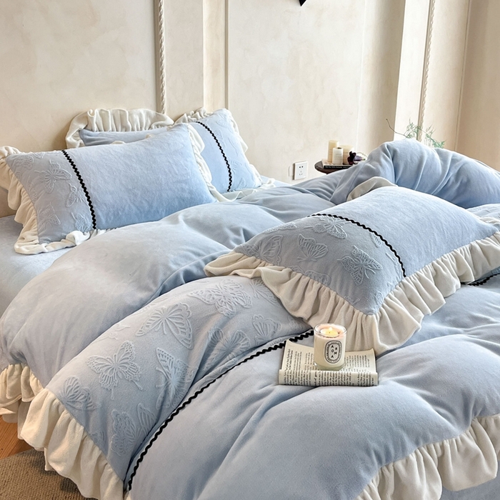 91家纺网 家纺一手货源 找家纺 米彩家纺 2025新款A类牛奶绒雕花四件套-洛丽塔 晴空蓝