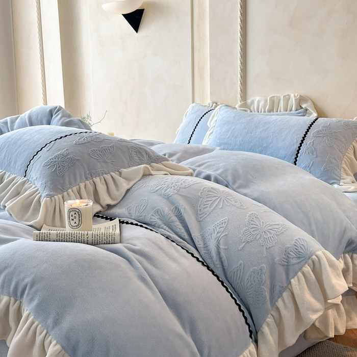 91家纺网 家纺一手货源 找家纺 米彩家纺 2025新款A类牛奶绒雕花四件套-洛丽塔 晴空蓝