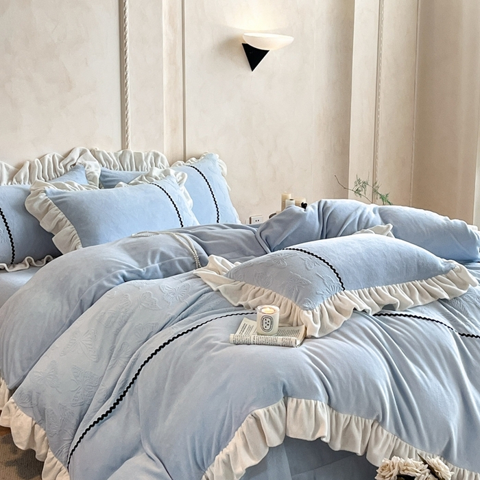 91家纺网 家纺一手货源 找家纺 米彩家纺 2025新款A类牛奶绒雕花四件套-洛丽塔 晴空蓝